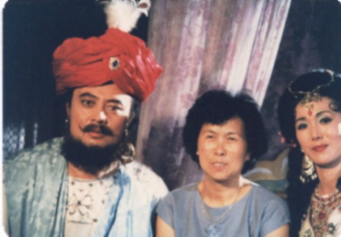 Đạo diễn Dương Khiết chụp ảnh với Ngọc Hoa châu quốc vương - Ni Cách Mộc Đồ và Ngọc Hoa châu vương hậu - Dương Ngọc Mẫn, năm 1987
